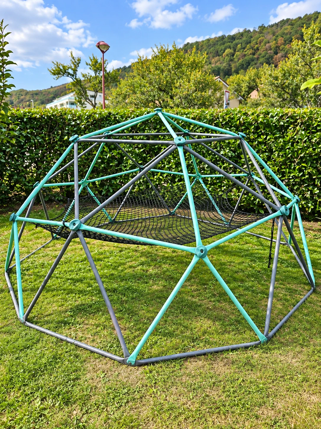 Notre dôme d’escalade dans le jardin avec un filet noir suspendu à l’intérieur